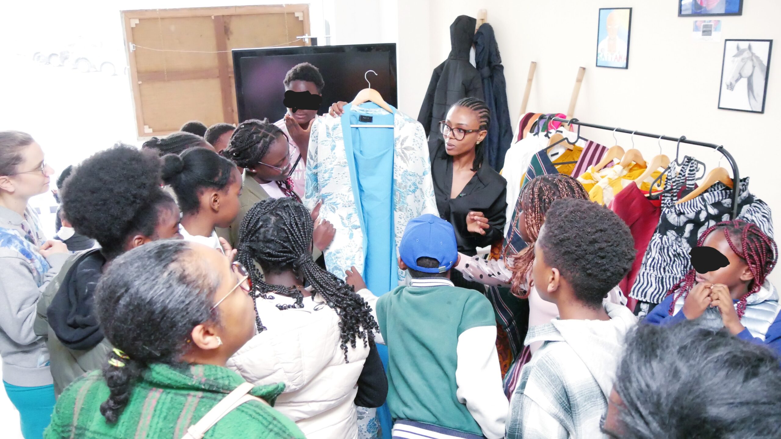 Atelier Tissus d'Afrique — découverte des tissus avec les participants